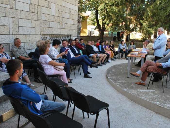Плеяда от родни творци представиха последните си произведения пред жители на общината