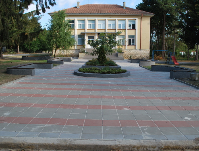 Ремонтиран е площадът в село Преселенци