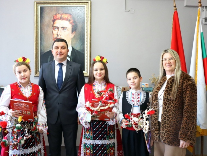 Сурвакари посетиха Общинска администрация