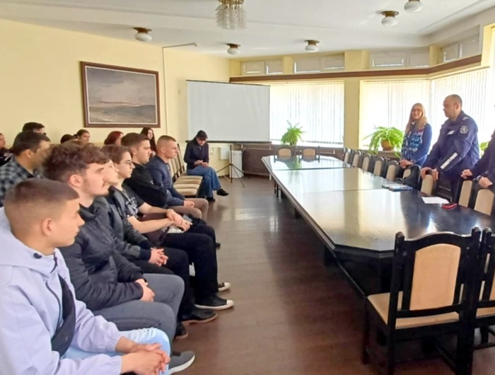 Полицията в града със съвети към абитуриентите за безопасно шофиране