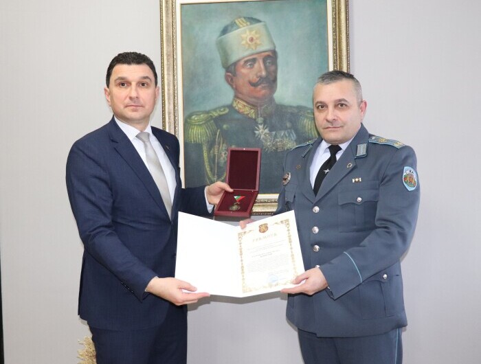 Кметът на Община Генерал Тошево с отличие от Министерството на отбраната